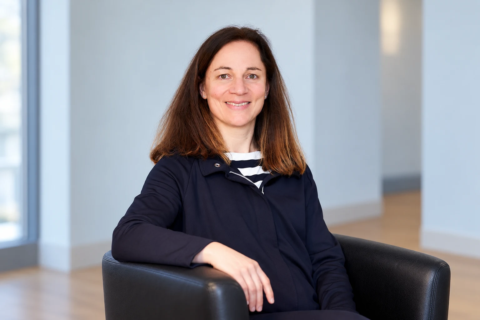 Dr. med. Monika Burke – Porträt mit KI-bearbeitetem Hintergrund
